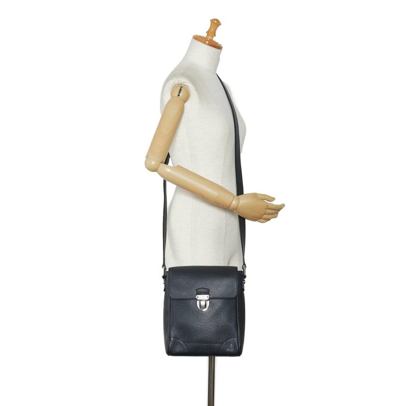 Louis Vuitton Taiga Luca (ePr5Wb) - Image 5