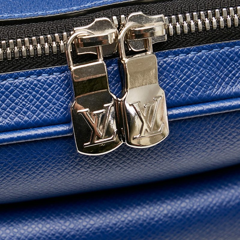 Louis Vuitton Taiga Outdoor Messenger PM (vJX5mm) - Image 9