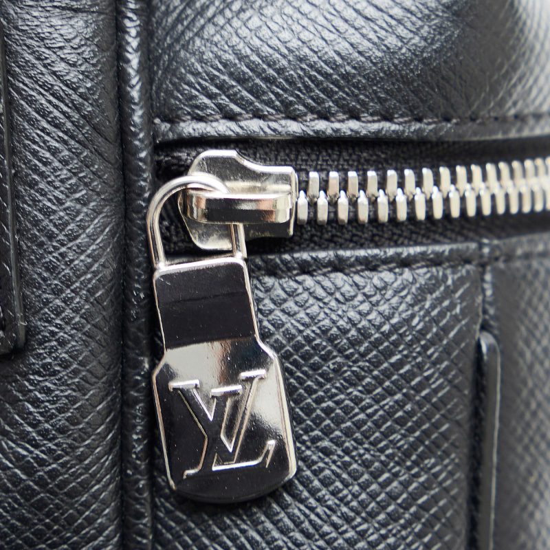 Louis Vuitton Taiga Outdoor Messenger (6BNpFk) - Image 9