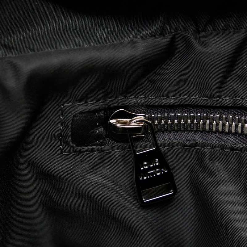 Louis Vuitton V-Line Pulse (HpLh0d) - Image 9