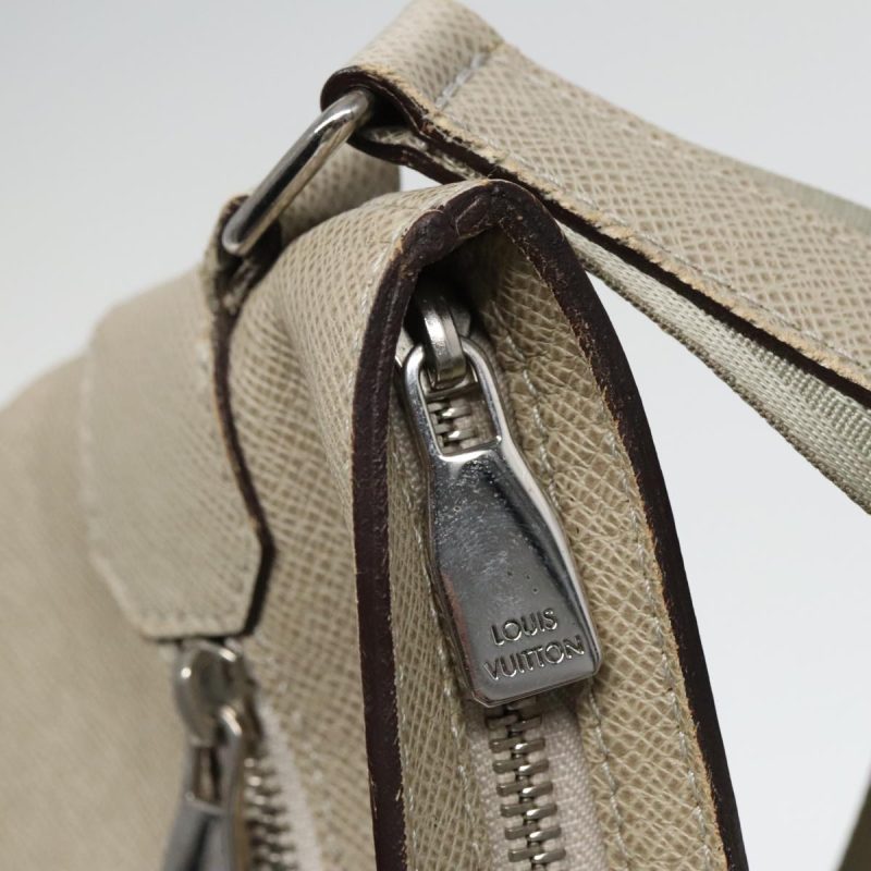 Louis Vuitton Taiga Sasha Shoulder Bag beige M32628  bs18336 - Image 10